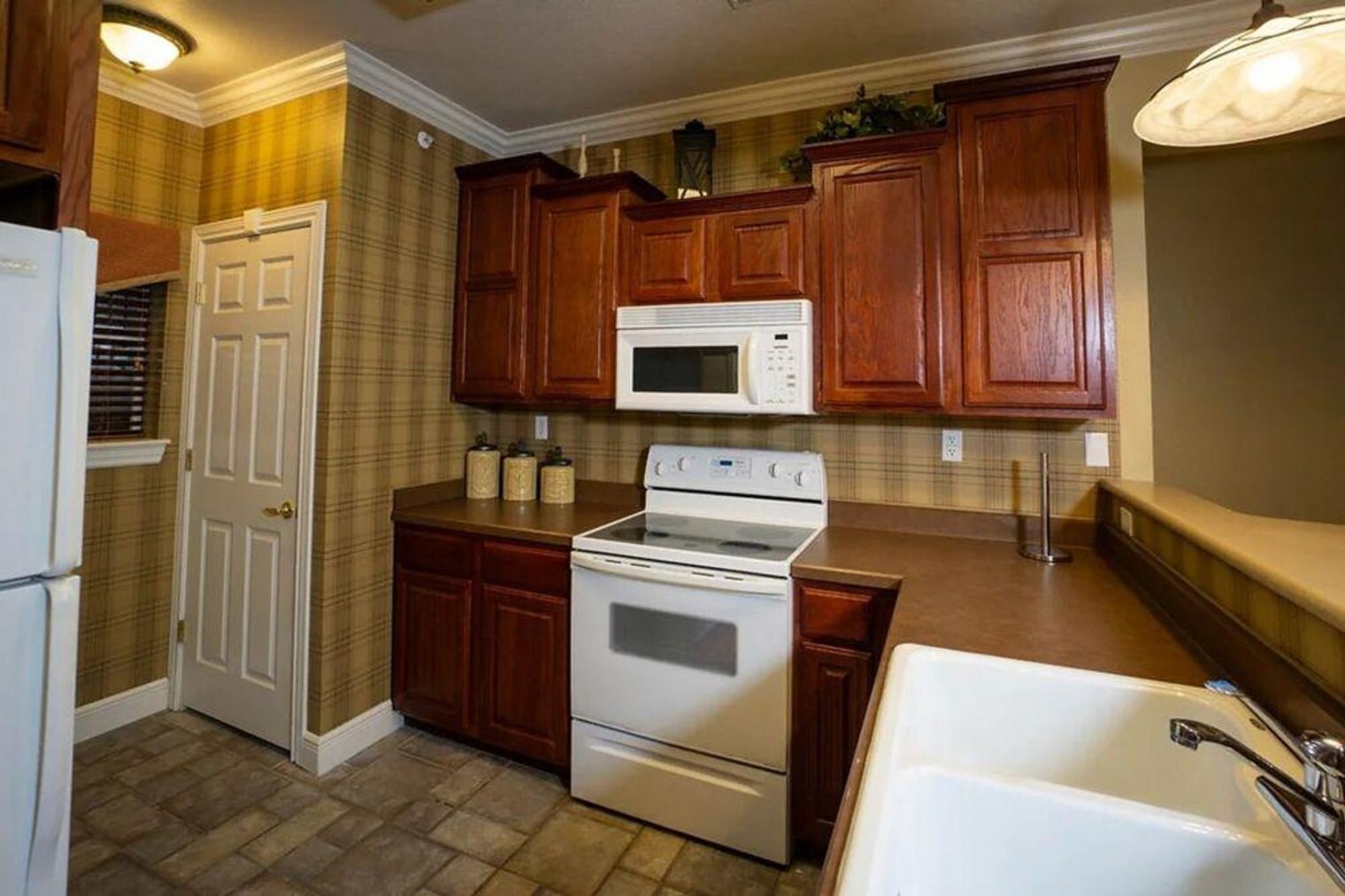 Building Photo - 175 Golf View Dr