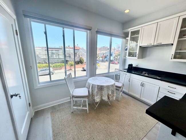 Building Photo - Charming Furnished Marina Studio