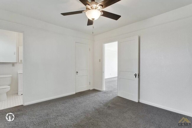 Building Photo - 1 Bedroom Bungalow w/Garage!