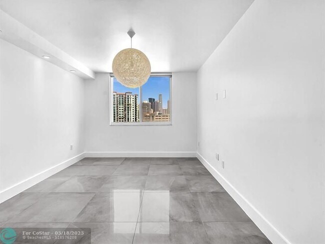 Building Photo - 300 Bayview Dr