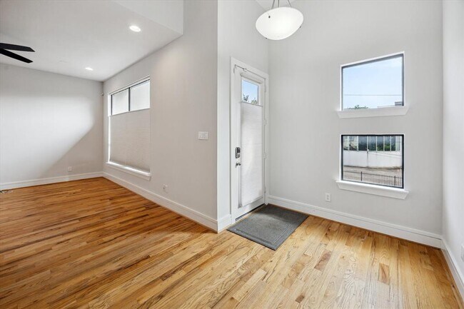 Building Photo - 4721 Caroline St