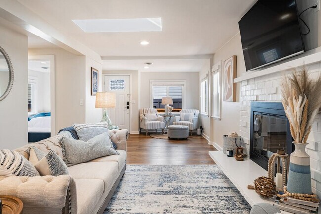 Building Photo - 6404 47th Ave SW