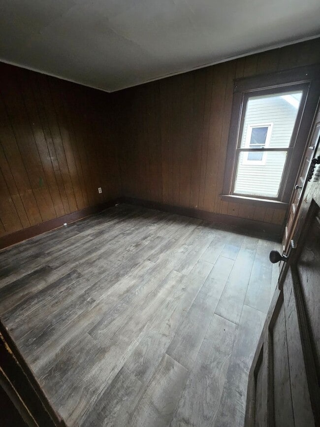 Building Photo - Upper 3 bedroom unit