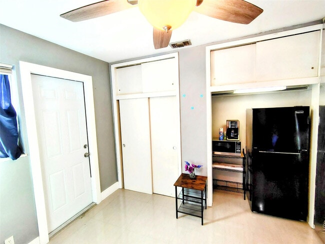 Building Photo - 845 S Highland Dr