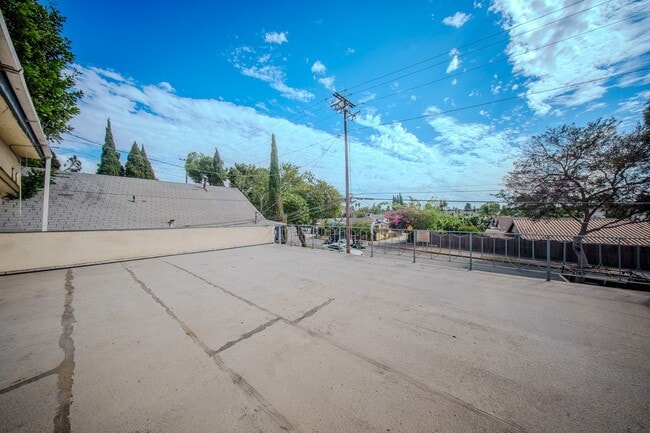 Building Photo - 2617-2619 E 17th St