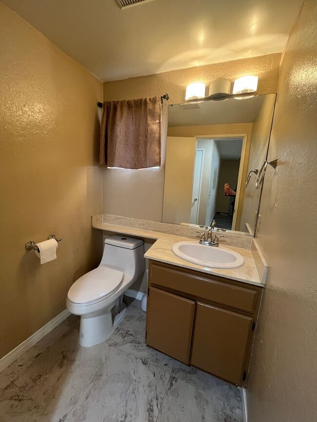 Building Photo - 2 Bedroom, 2.5 Bathroom Condo for Rent in ...