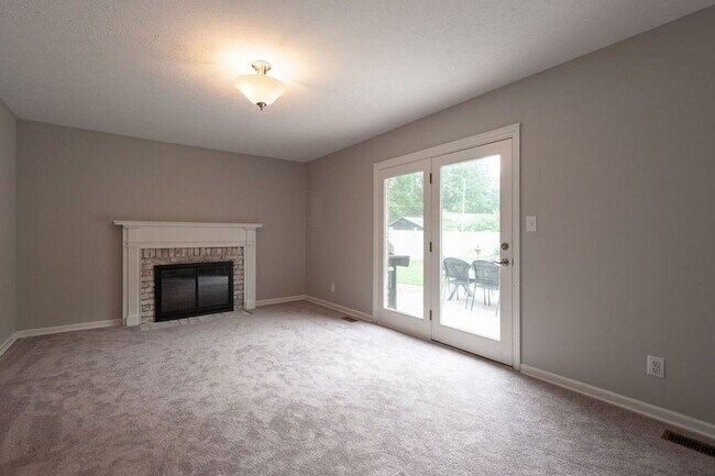 Building Photo - Beautiful home located in Sycamore Knolls!