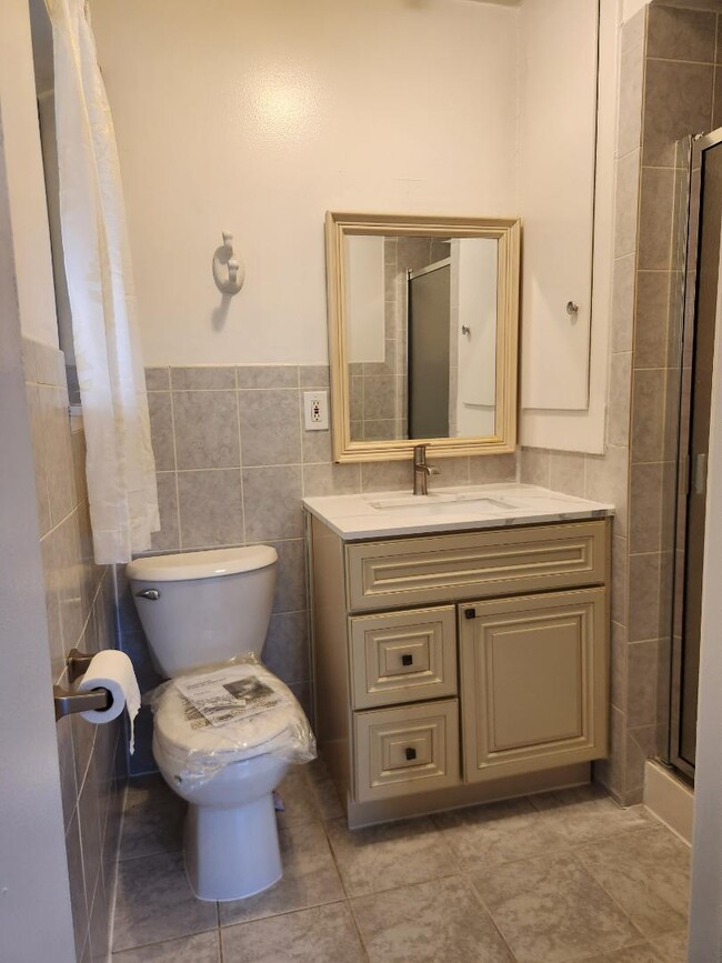 Building Photo - 427 Esperanza Way