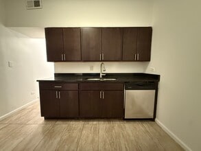 Building Photo - Rogers Park 2 Bed 1 Bath/ Dog Friendly / First Floor Unit