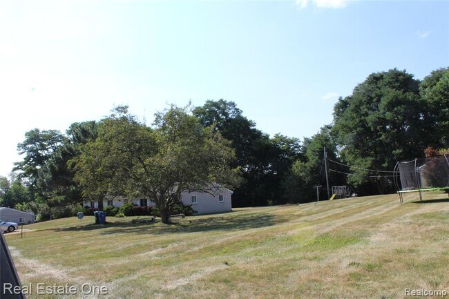 Building Photo - 37 /39 Maplecrest Dr