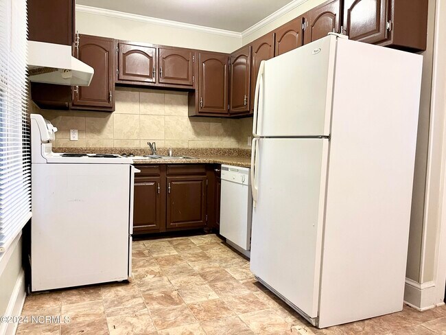 Building Photo - 702 W Main St