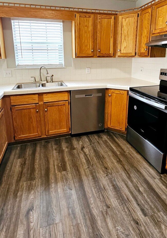Building Photo - Spacious 2-Bed, 2-Bath Home with Modern Co...