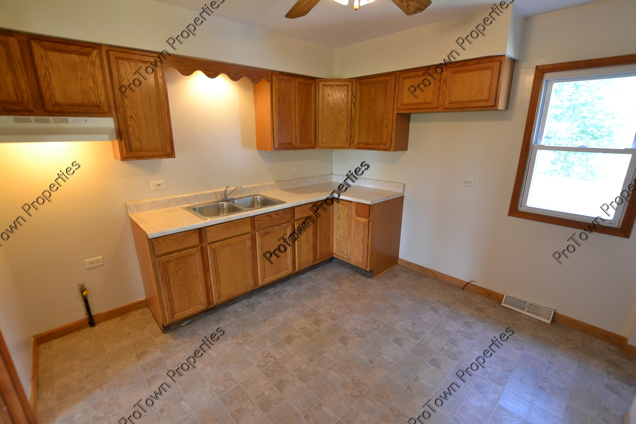 Building Photo - 821 Penfield Ave