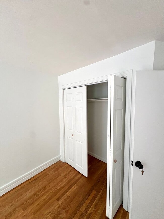 Building Photo - Spacious 2-bed Right on Comm Ave. - Close to T