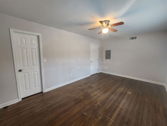 Building Photo - 1651 Line Cir