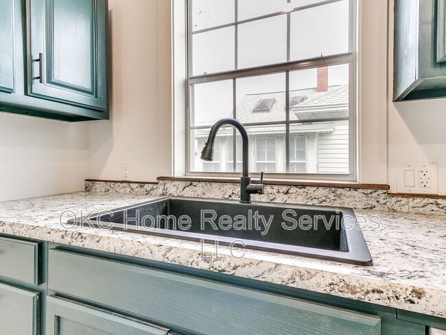 Building Photo - 1812 W Noble Ave