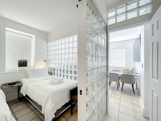 Building Photo - 825 Jimmy Buffett Mem Hwy