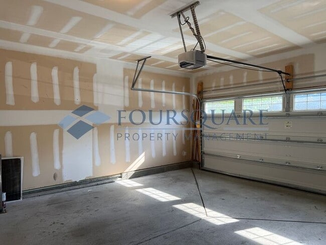 Building Photo - Spacious End-Unit Townhome with 2-Car Garage & Private Patio – Near Beaver Creek & Downtown Apex