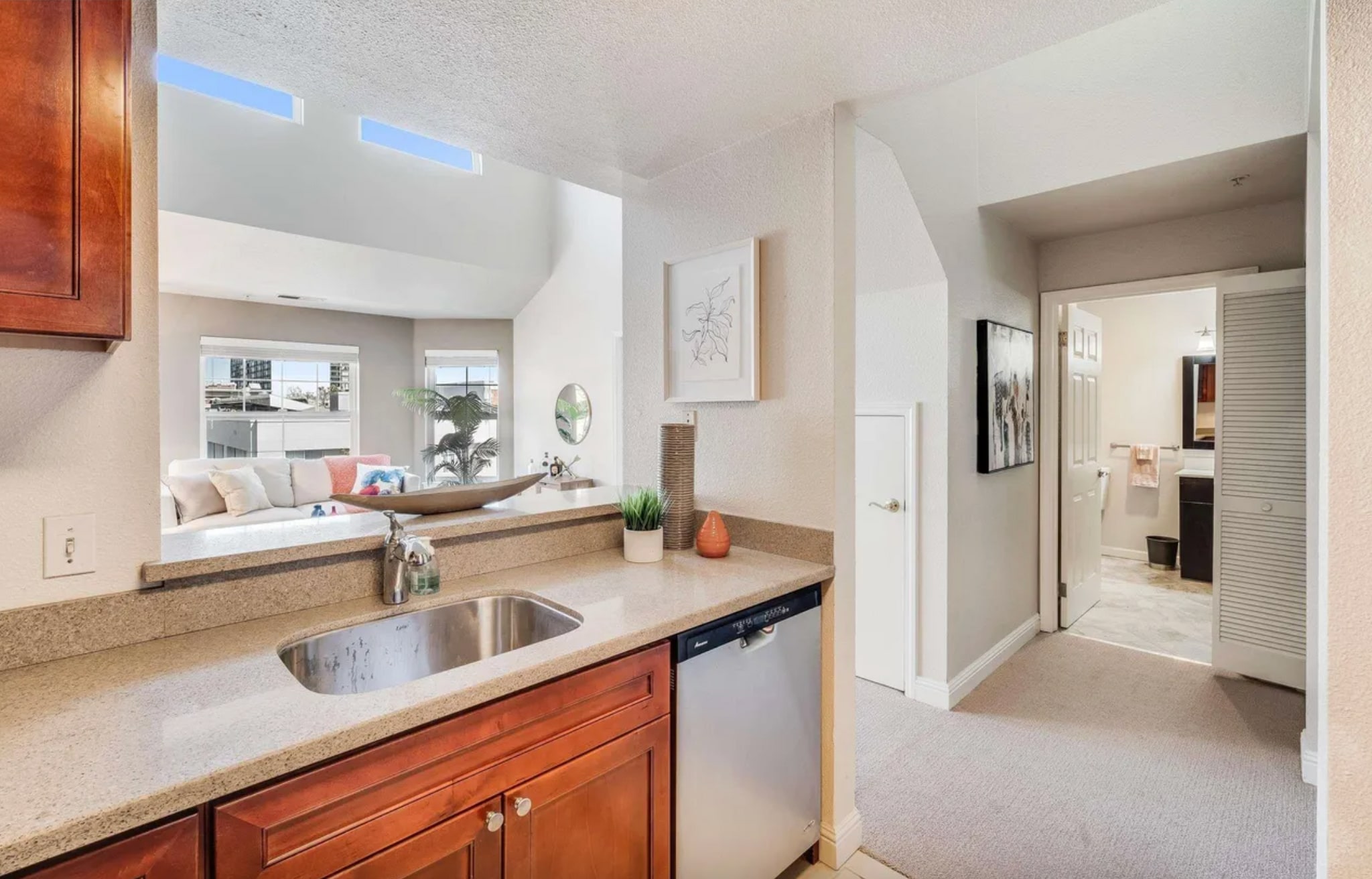 Kitchen/breakfast bar - 555 10th St