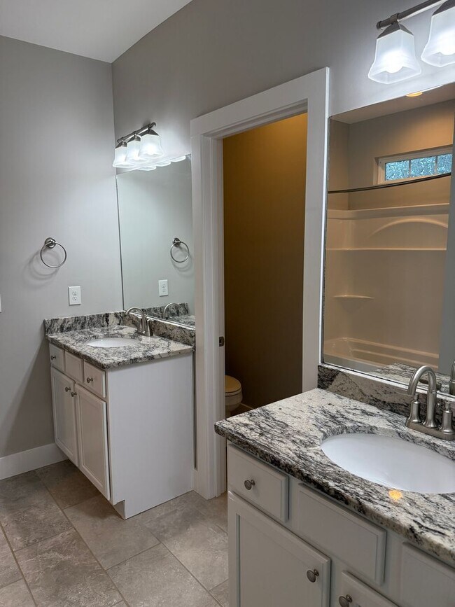 Building Photo - Spacious & Convenient!