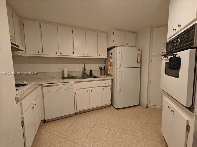 Building Photo - 825 Brickell Bay Dr