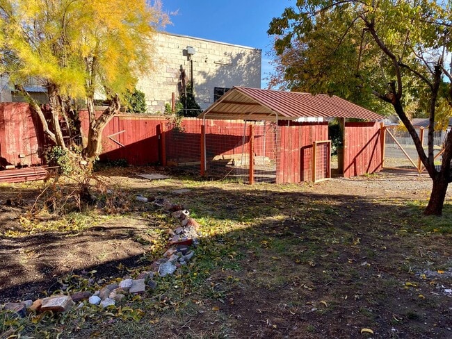 Building Photo - 1930's Bungalow Charmer, 2bdrm, 1 bath hou...