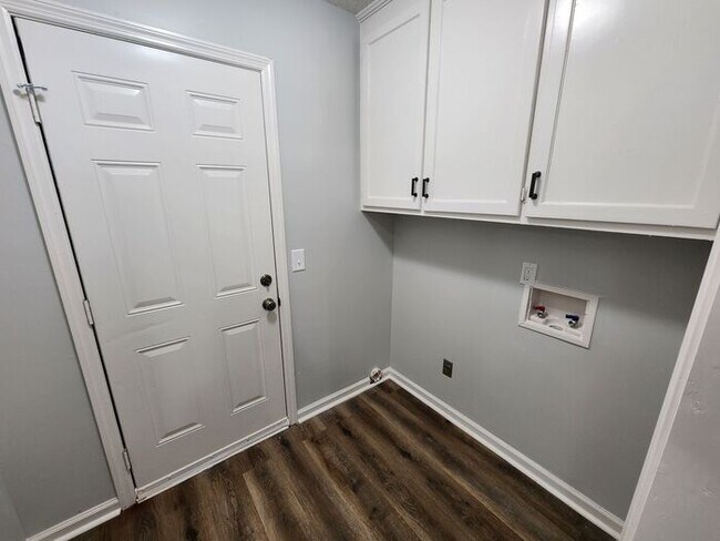 Building Photo - 709 W Creek Cir