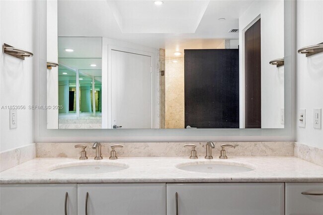 Building Photo - 1331 Brickell Bay Dr