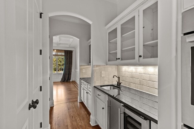 Building Photo - 2019 Overhill Dr