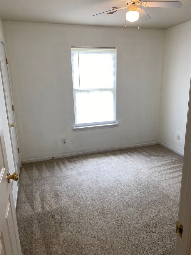 Building Photo - 3 bedroom/2 bathroom single family home!  ...