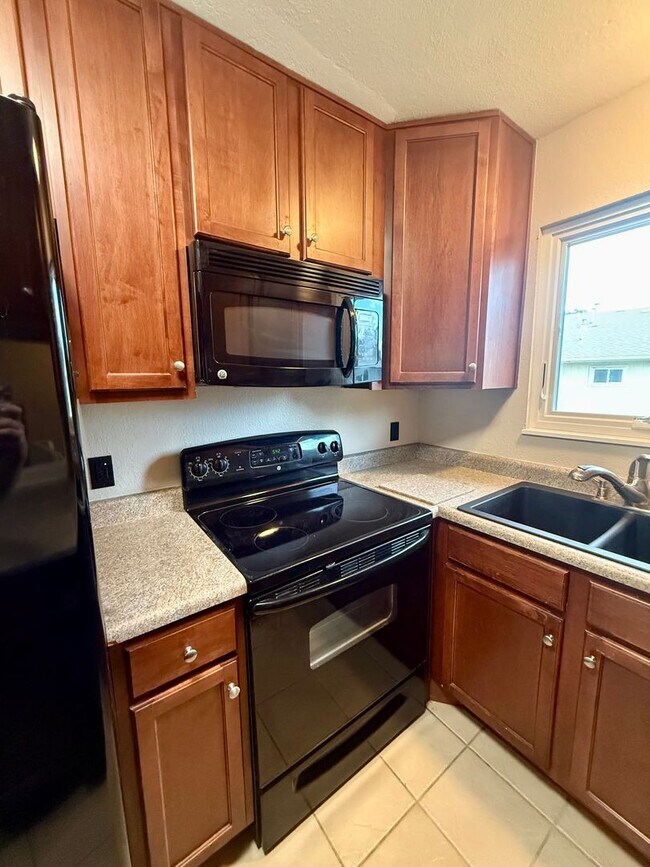 Building Photo - Charming 2BR Townhome w/ Attached Garage in Prime Lakewood Location!