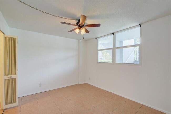 Building Photo - 113 Royal Pk Dr
