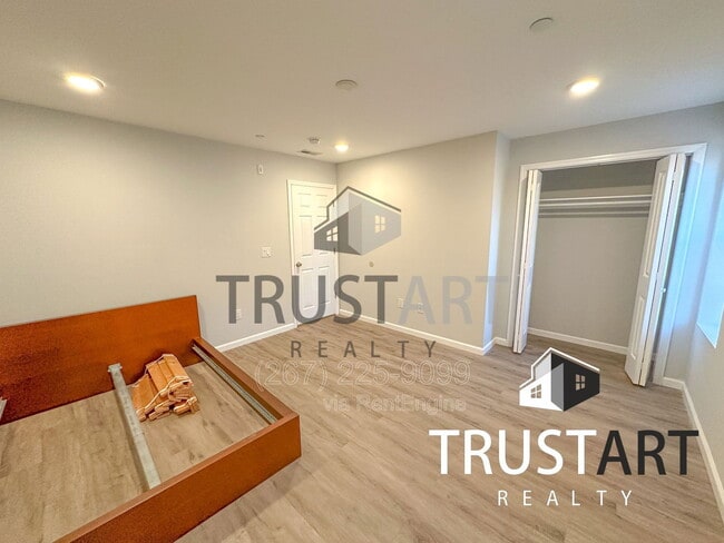 Building Photo - 2404 W Thompson St