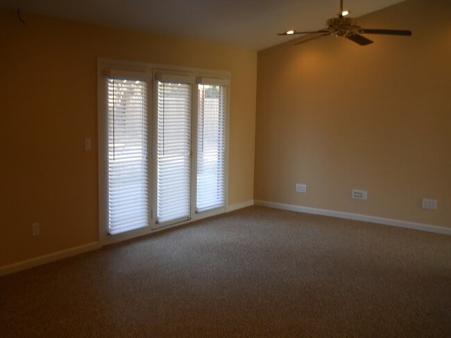 Building Photo - 3 bedroom 2 Bath