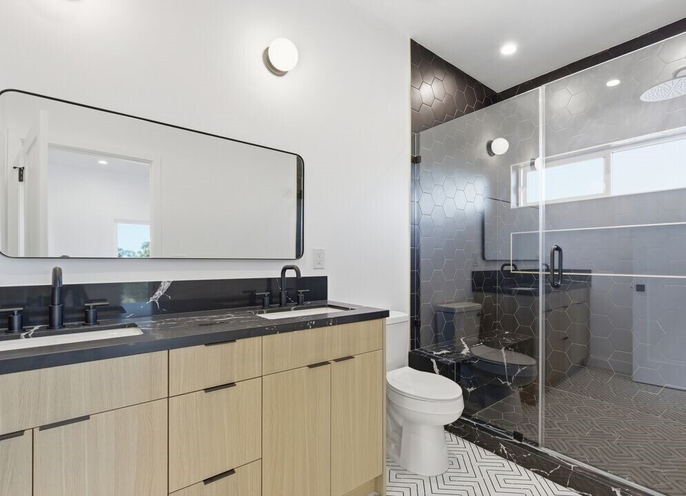 Building Photo - 2835 S Redondo Blvd