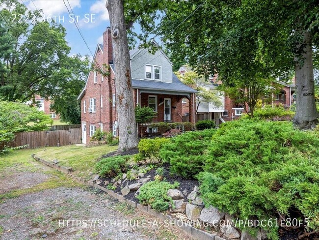 Building Photo - Vintage Hillcrest Home with huge Backyard