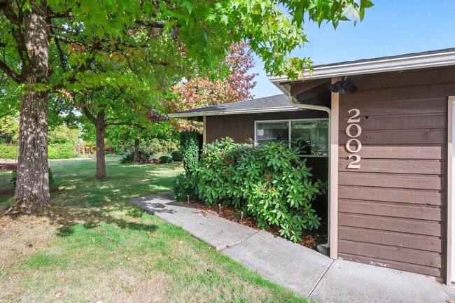 Building Photo - MOVE IN READY NOW! Normandy Park 1 level 2...