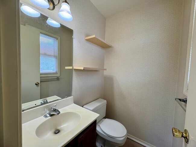 Building Photo - 3 Bedroom 1.5 Bathroom House Available in Dillsburg!