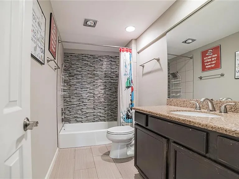 upstairs bath - 6520 Heron Dr