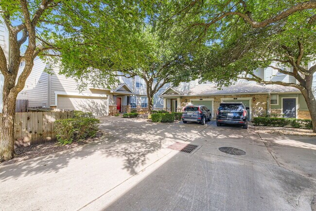 Building Photo - "Charming 3-Bed Townhouse Retreat with 151...