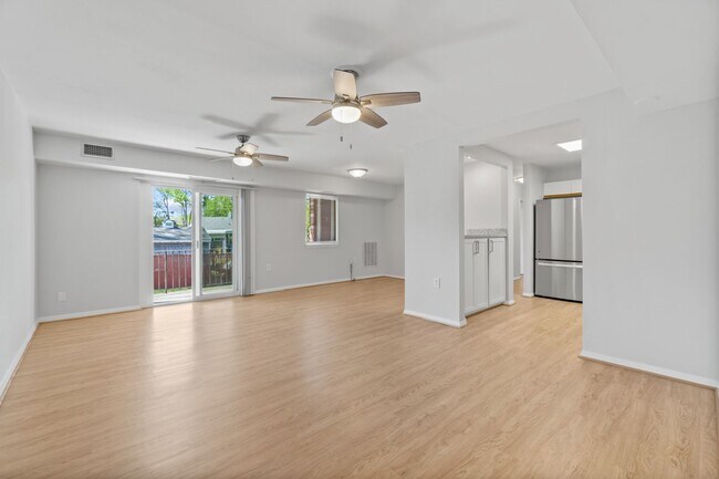 Building Photo - Fairwinds. Renovated and Updated. Spacious 2 bed 2 bath ground level condo in Annapolis!