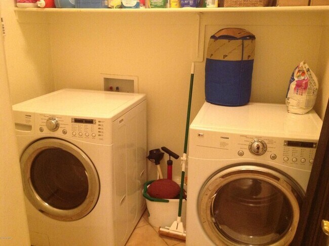 Building Photo - Pending/ Rented - Spacious Rita Ranch Home with Modern Comforts & Community Perks!