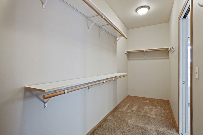 Building Photo - MOVE IN READY! 2 bed, 2 bath townhouse. No...
