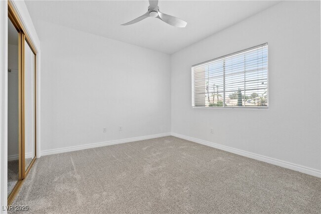 Building Photo - 3004 Sun Lake Dr