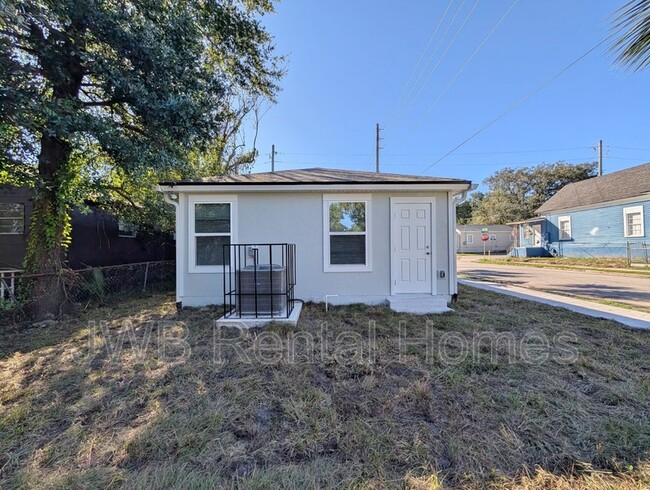 Building Photo - 1305 E 3rd St