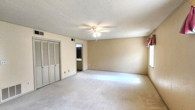 Building Photo - 3 Bed 2 Bath Townhome in Lakehurst Add NW OKC