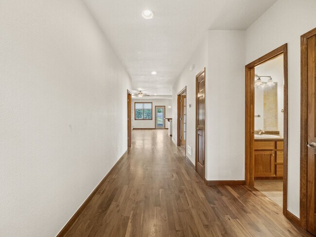 Building Photo - Exceptionally Spacious in the Pointe!