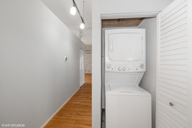 Building Photo - 420 S Clinton St