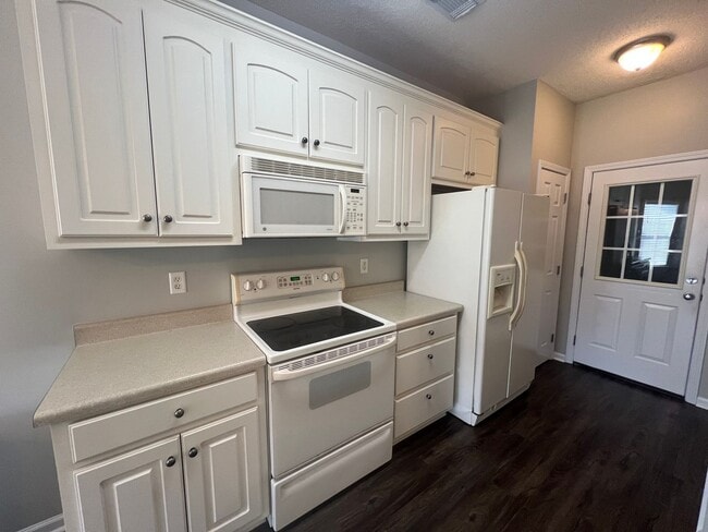 Building Photo - 3 bedroom 2 bathroom in Clear Creek Colony