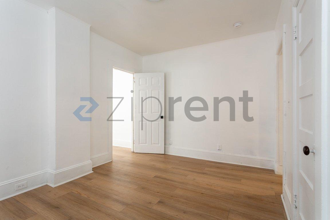 Building Photo - Unit 1R